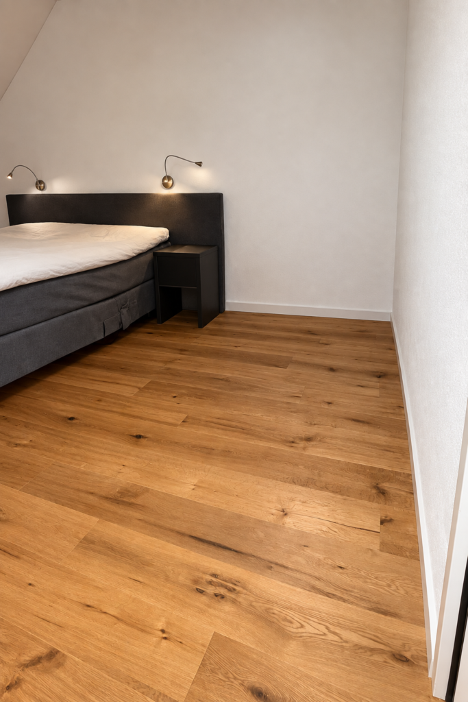 Startseite Schlafzimmer mit frisch gestrichenen, hellen Wänden und sauberen Abschlüssen