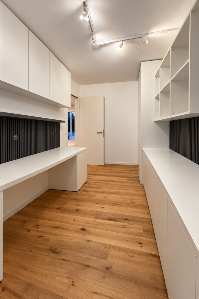 Startseite Arbeitszimmer mit hellen, sauber gestrichenen Wand- und Deckenflächen