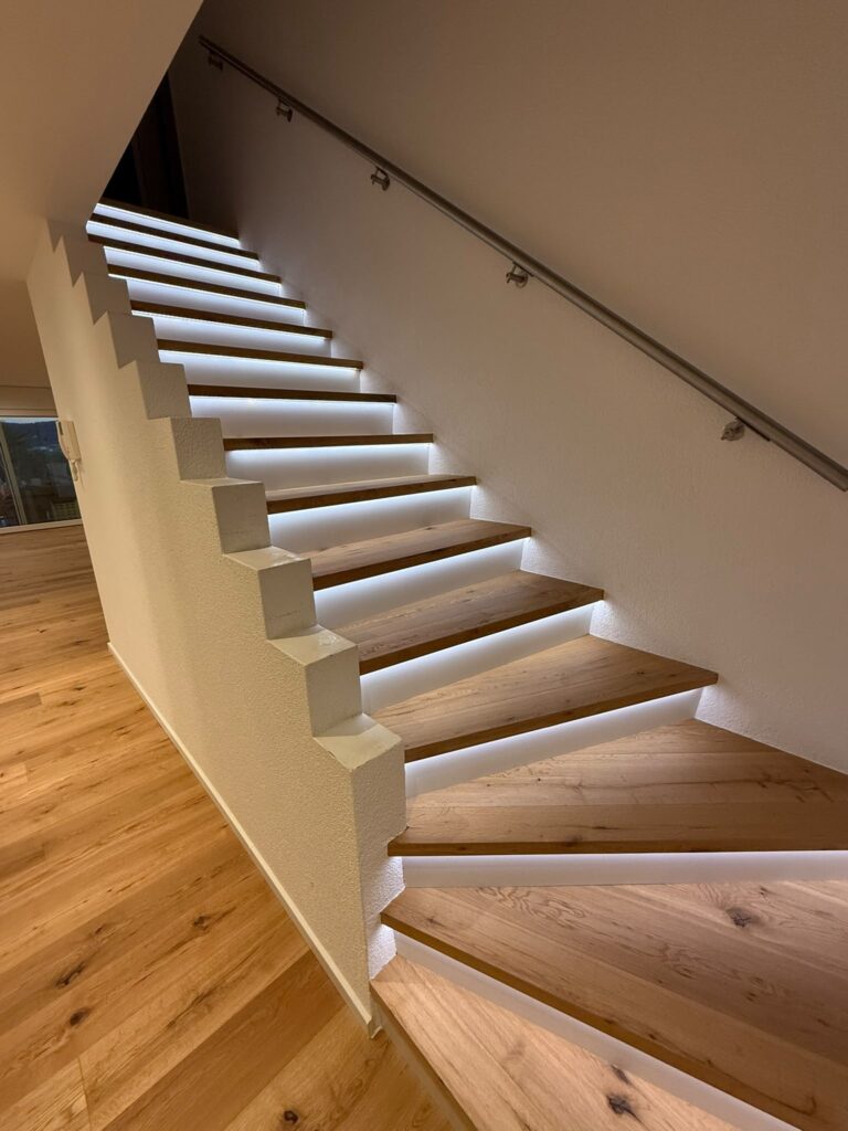 Startseite Treppenhaus mit sauber gestrichenen, hellen Wandflächen und präzisen Kanten